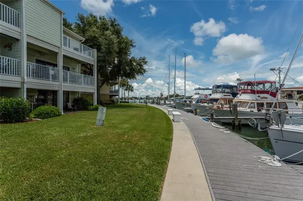 505 SANDY HOOK RD #505, Treasure Island, FL 33706