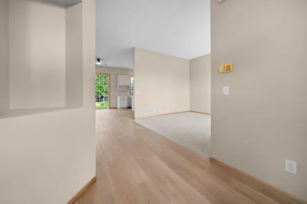 808 Lindsey LN, Belle Plaine, MN 56011