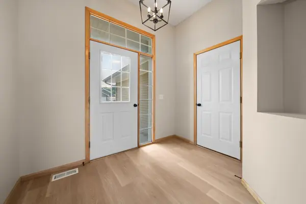808 Lindsey LN, Belle Plaine, MN 56011