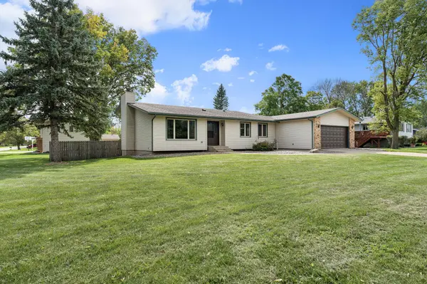 1395 Oakwood LN, Owatonna, MN 55060