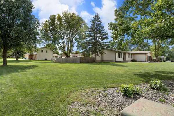 1395 Oakwood LN, Owatonna, MN 55060