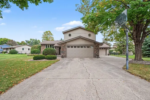 712 Highland DR, New Prague, MN 56071