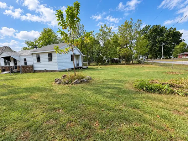 518 W Thoroughfare ST, Seymour, MO 65746