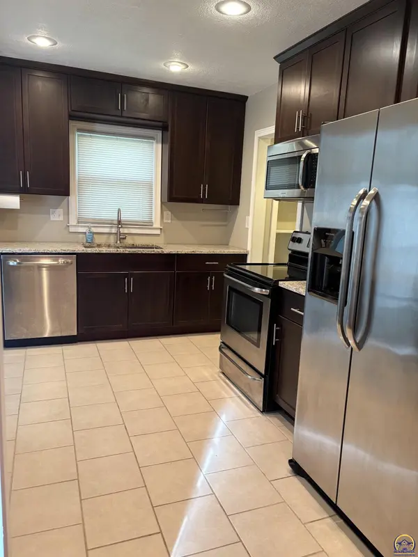 3145 SW Sena DR, Topeka, KS 66604