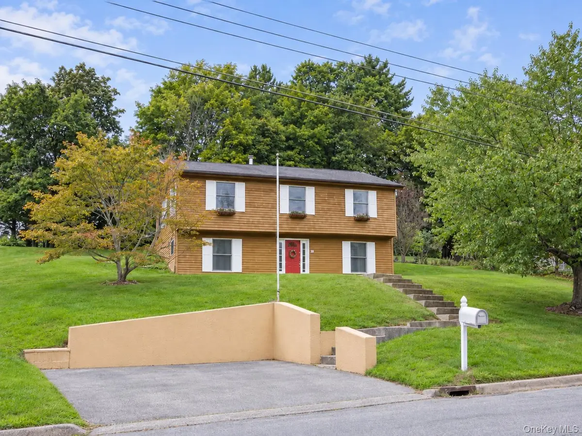 30 Oakland AVE, Walden, NY 12586