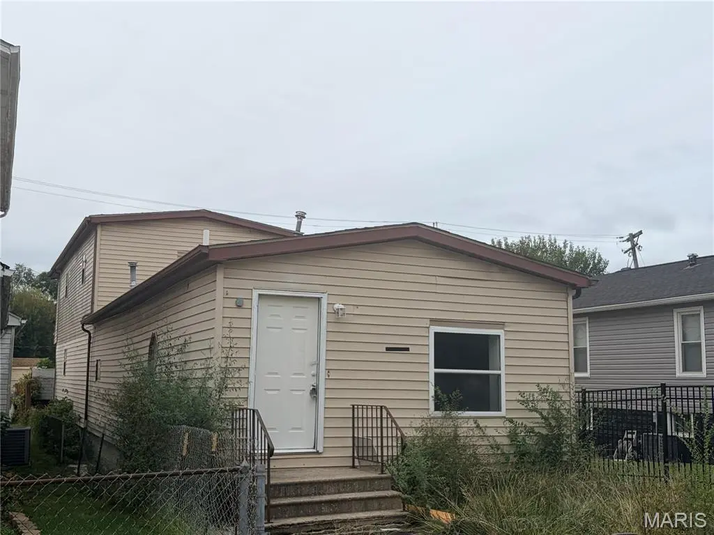 305 Meredocia ST, Madison, IL 62060