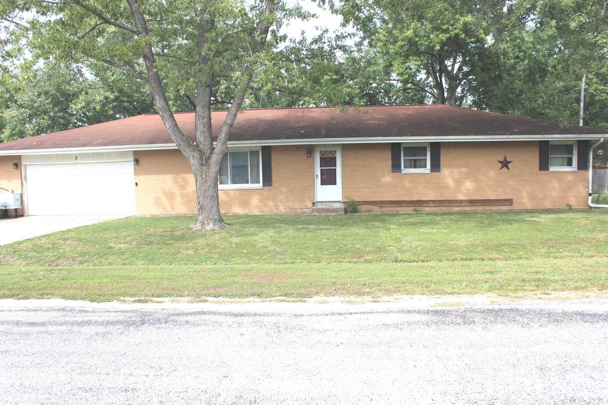 3 Wacker DR, Altamont, IL 62411