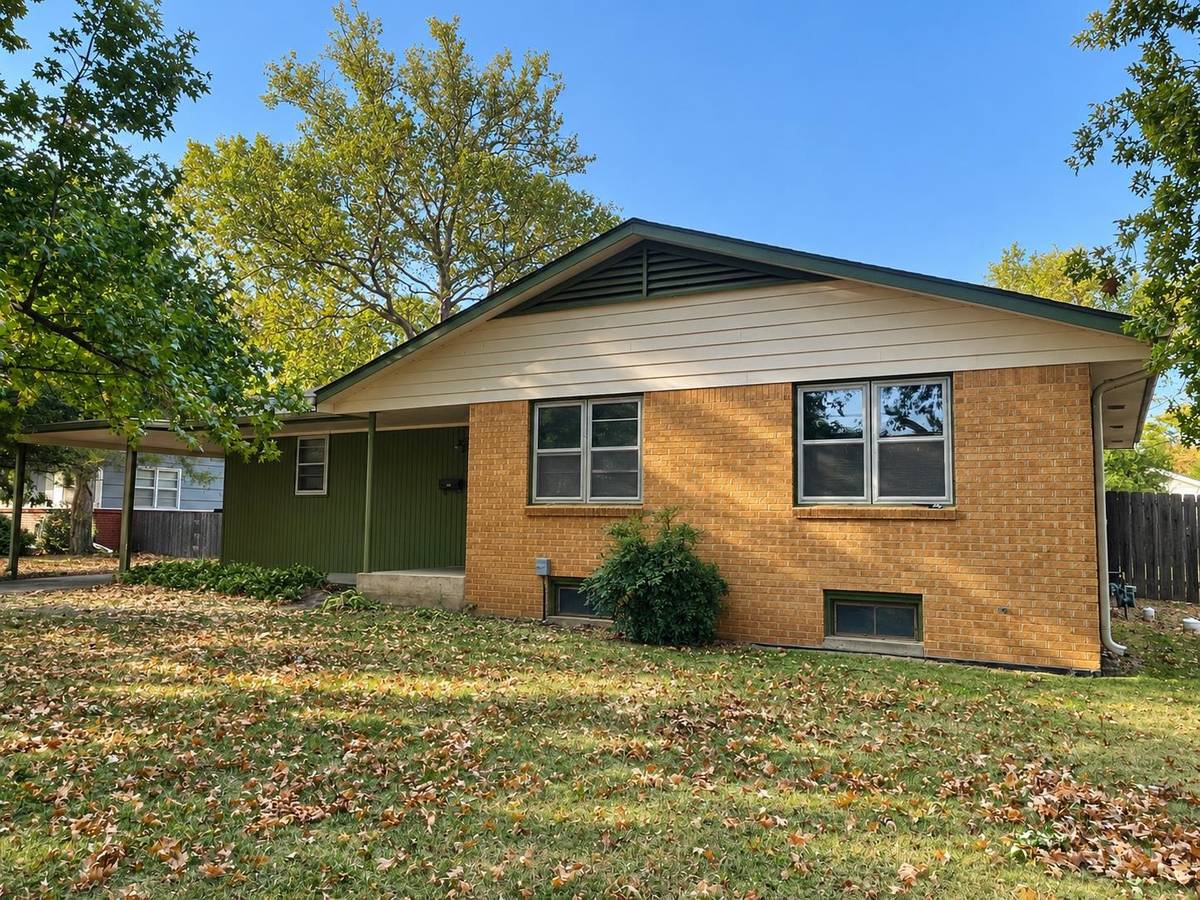 6 Roberts Ct, Winfield, KS 67156