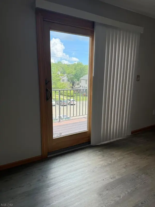 10182 Dell Pl, Stanhope Boro, NJ 07874
