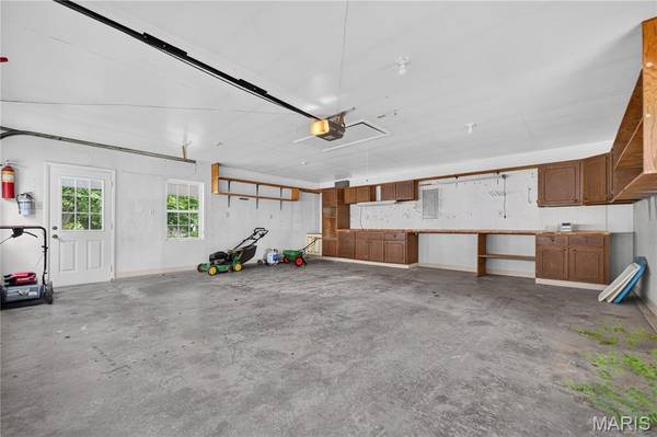 210 Raymond DR, Florissant, MO 63031