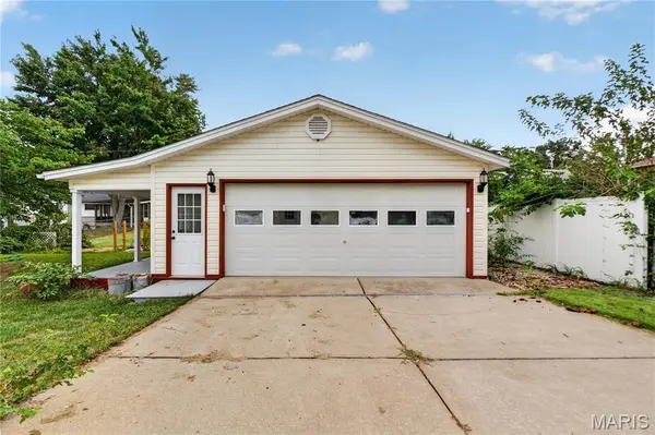 210 Raymond DR, Florissant, MO 63031