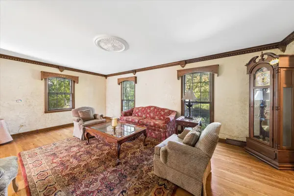 27W215 Oakwood ST, Winfield, IL 60190