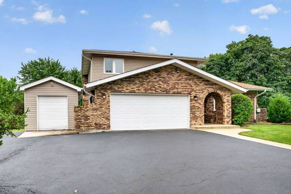 29W055 Schillinger DR, Naperville, IL 60564