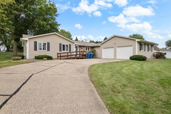1414 Royal Oak CT, De Witt, IA 52742