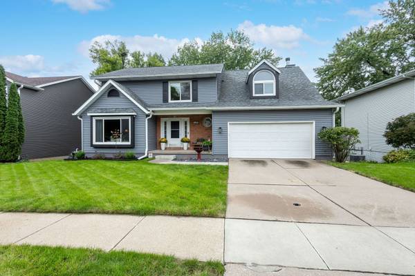 4160 Apple Valley DR, Bettendorf, IA 52722