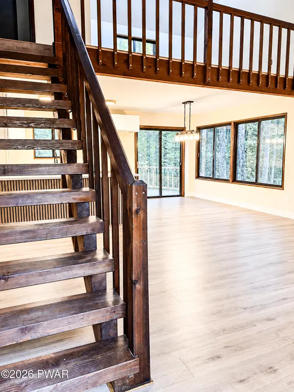 297 Saunders DR, Bushkill, PA 18324