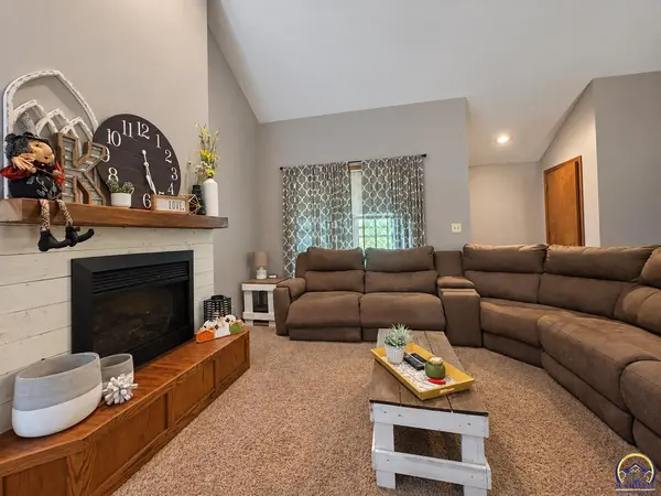 3626 SW Kiowa ST, Topeka, KS 66614