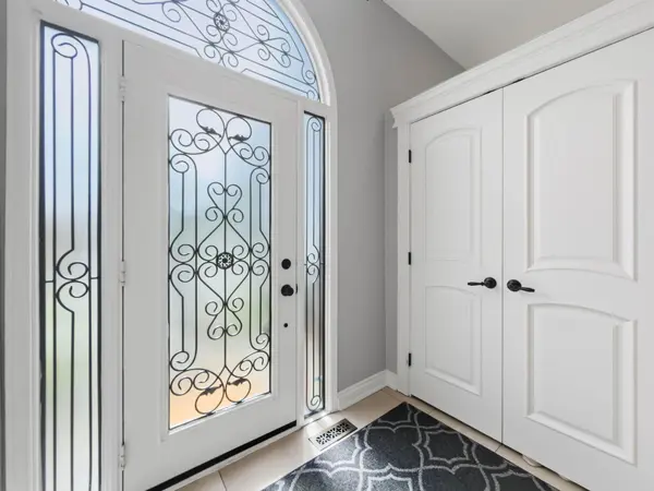 45 Tradewind DR, Oakville, ON L6L 6K9