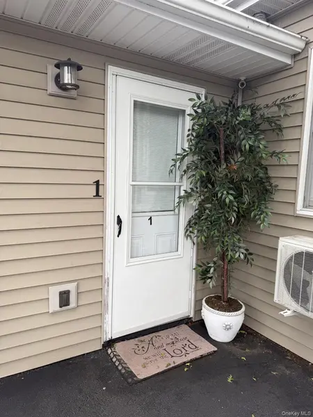 30 Orinoco DR #1, Bay Shore, NY 11706
