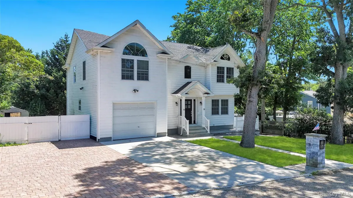 71 Penn ST, Lake Grove, NY 11755