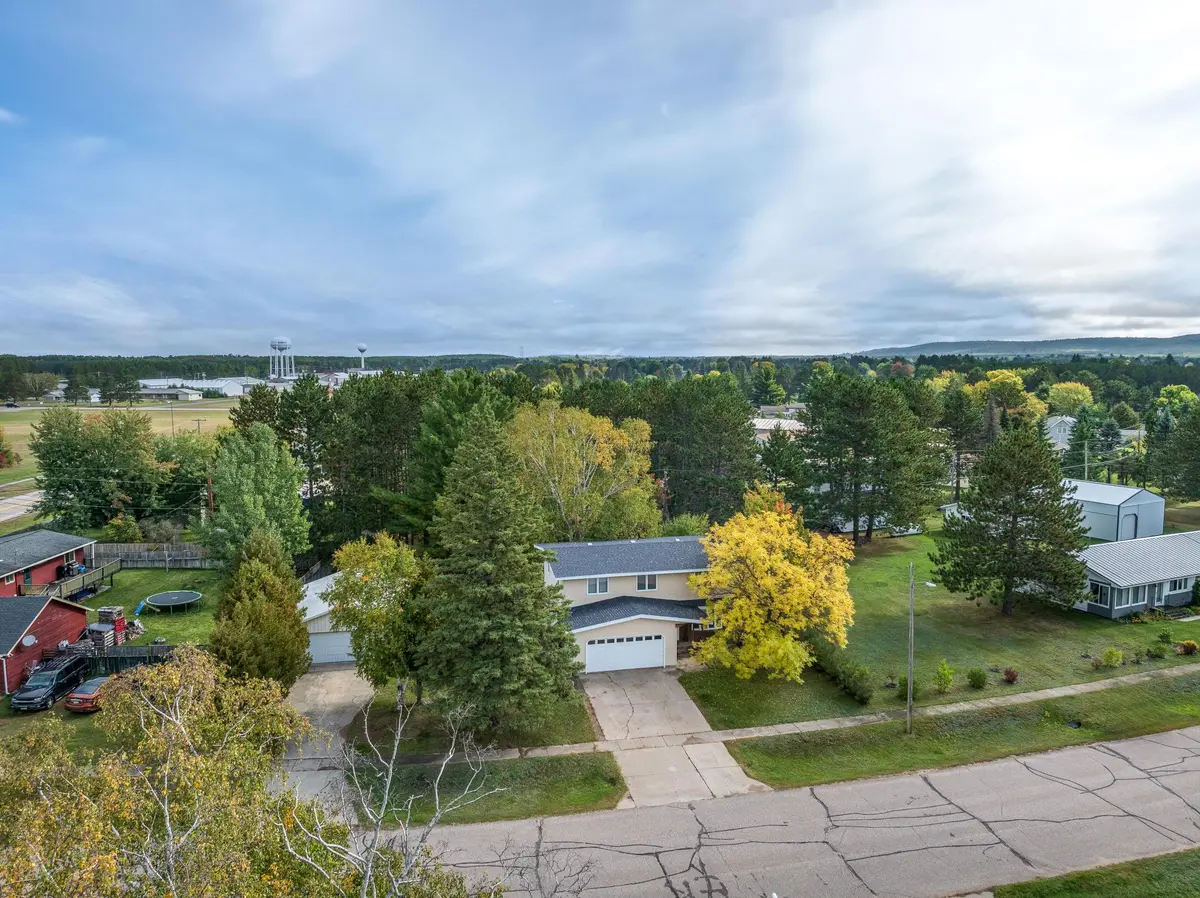 15 Locust DR, Babbitt, MN 55706