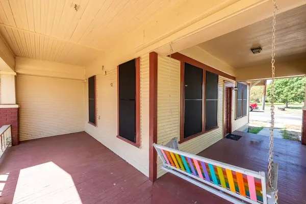 802 E Crockett ST, Luling, TX 78648