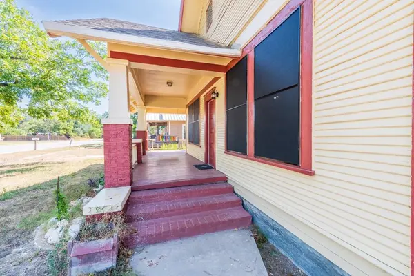 802 E Crockett ST, Luling, TX 78648