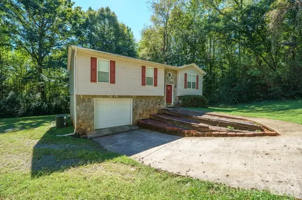 3234 Smokey LN, Lenoir, NC 28645