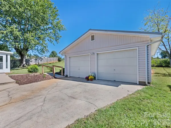 158 Candlelight CIR, Clyde, NC 28721