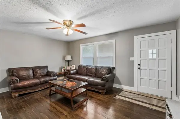 2 Eavey CIR, Harrisonville, MO 64701