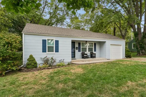 2 Eavey CIR, Harrisonville, MO 64701