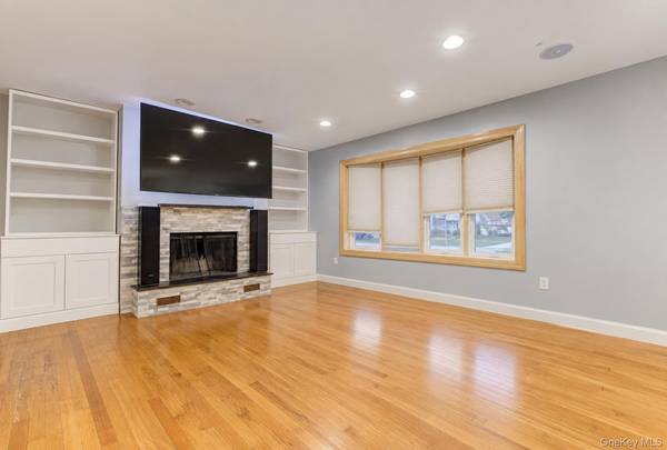4065 Broadway, Island Park, NY 11558