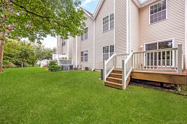 218 Kettles LN, Medford, NY 11763