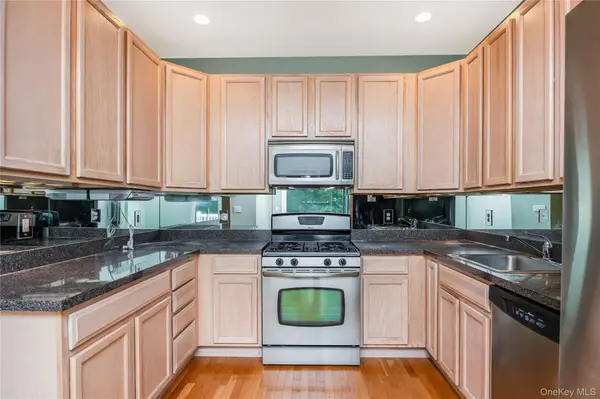 218 Kettles LN, Medford, NY 11763