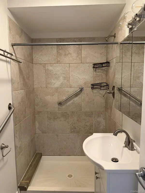 30 Orinoco DR #1, Bay Shore, NY 11706