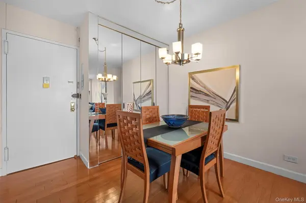 269-10 Grand Central Pkwy #8P, Floral Park, NY 11005