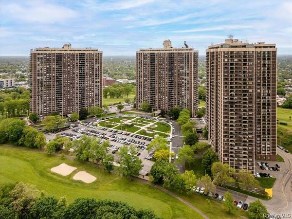269-10 Grand Central Pkwy #8P, Floral Park, NY 11005
