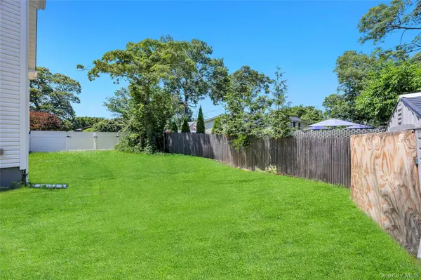 71 Penn ST, Lake Grove, NY 11755