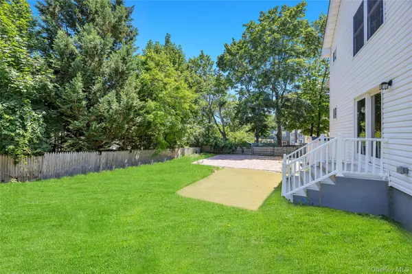 71 Penn ST, Lake Grove, NY 11755