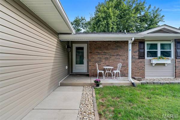 104 Meadow LN, Columbia, IL 62236