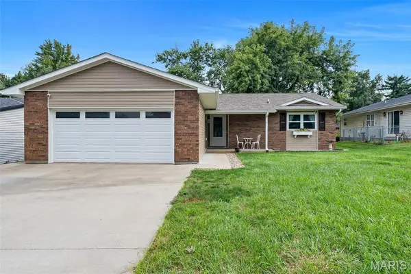 104 Meadow LN, Columbia, IL 62236
