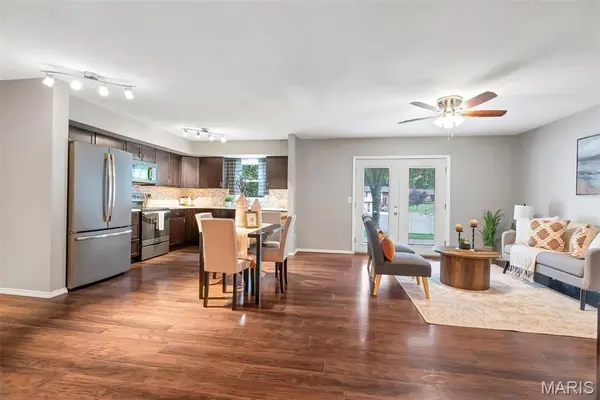 104 Meadow LN, Columbia, IL 62236