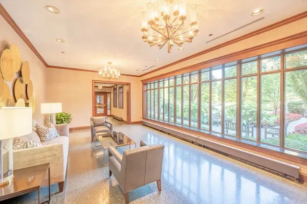 55 W Delaware PL #208-P052, Chicago, IL 60610