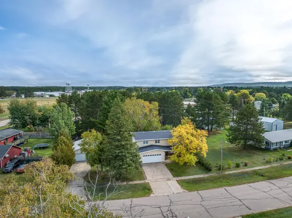 15 Locust DR, Babbitt, MN 55706