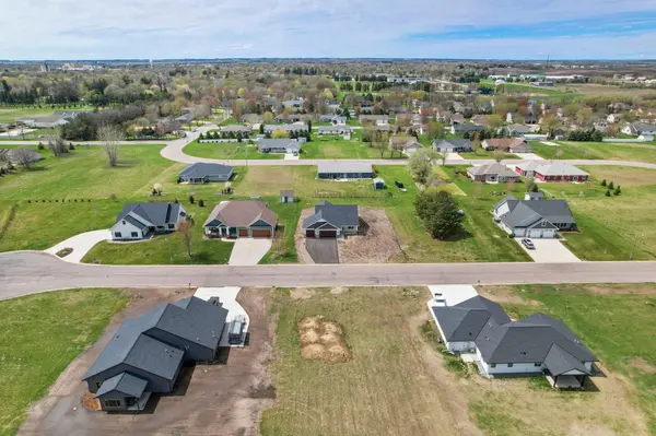 741 St James CIR, Litchfield, MN 55355
