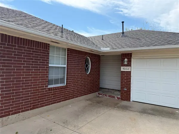 1032 Cambridge CT, Moore, OK 73160