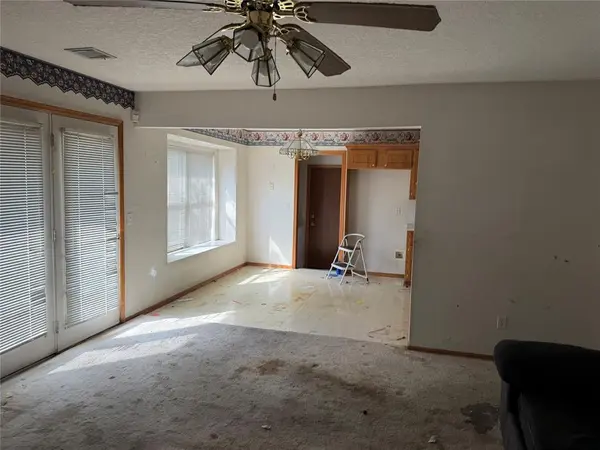 1032 Cambridge CT, Moore, OK 73160