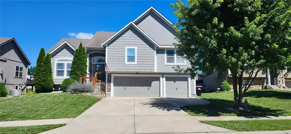 705 18th CIR, Greenwood, MO 64034
