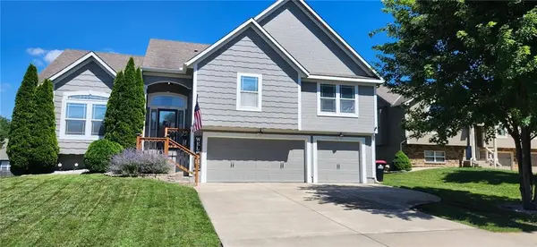 705 18th CIR, Greenwood, MO 64034