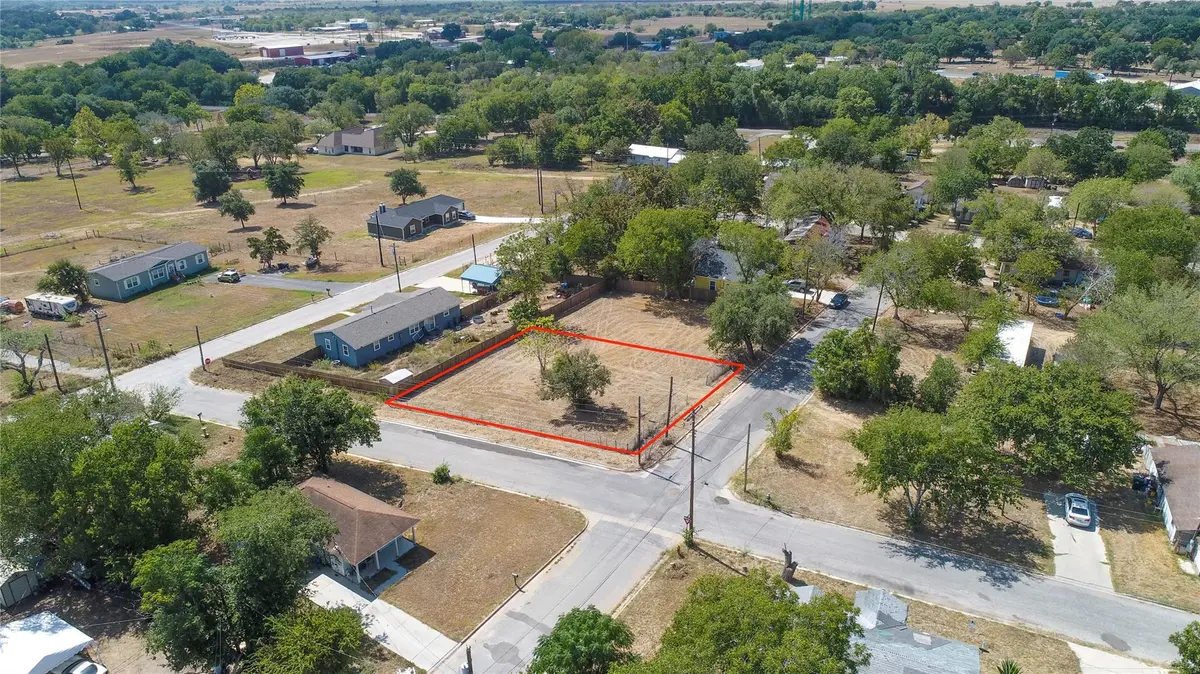 1602 Cummings ST, Luling, TX 78648